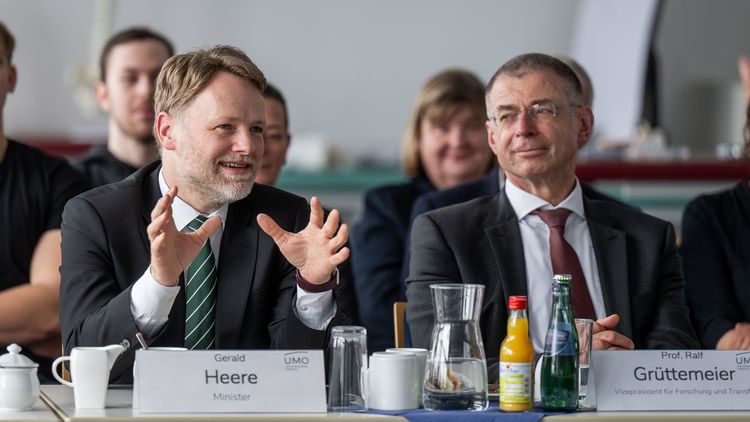 Heere in der Besprechungssituation. Er spricht und gestikuliert. Neben ihm sitzt Ralf Grüttemeier.