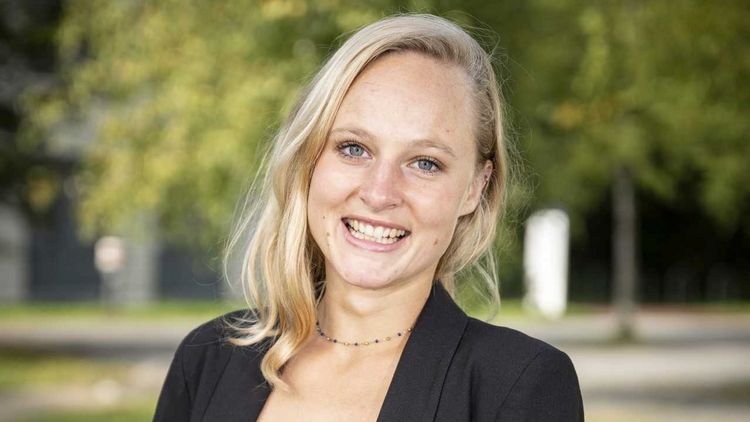 Porträt von Jella Voelter. Sie hat blone, mittellange Haare und trägt einen schwarzen Blazer.