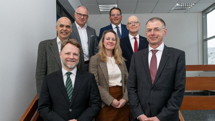Gruppenfoto der Genannten auf einer Treppe.