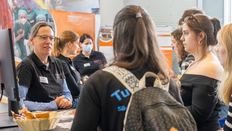 Studierende unterhalten sich mit einer Vertreterin des Evangelischen Krankenhauses Oldenburg.
