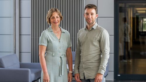 Kirsten Gehlhar und Vincent Hoeber stehen nebeneinander und lächeln in die Kamera.