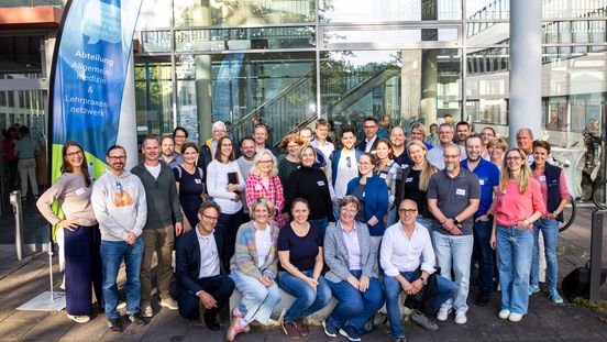 Gruppenbild mit Beachflag "Abteilung Allgemeinmedizin & Lehrpraxentag"