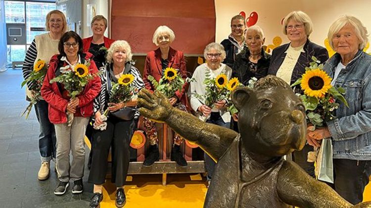 Ehrenamtliche des Besuchsdiensts mit Sonnenblumen