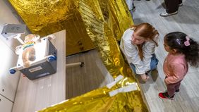 Aufnahme von oben: zwischen zu Wänden gespannten Rettungsdecken steht ein Tageslichtprojektor, auf dem ein Kuscheltier liegt.