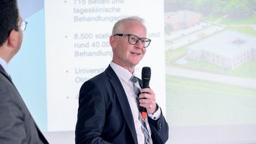 Michael Poerschke mit Mikrofon.