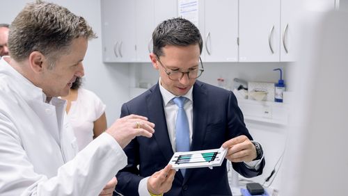 Mohrs mit Prof. Dr. Marc-Philip Hitz im Universitätsinstitut für Medizinische Genetik.