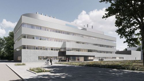 Eine Visualisierung des ersten geplanten Gebäudes. Es erstreck sich in die Länge, wobei die untere Etage durch einen Anbau länger ist. Das Erdgeschoss zeigt außen eine grau-blaube Steinoptik, im oberen Bereich wirkt die Fassade außerhalb der Fenstern wie aus Metall. Im ersten Geschoss befindet sich ein erker, der gleichzeitig als Überdachung des Haupteingangs dient. Vor dem Gebäude ist eine große Wiese.