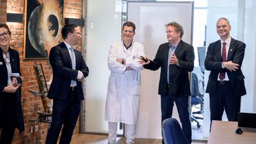 Vier Personen stehen nebeneinander, Björn Poppe erzählt.