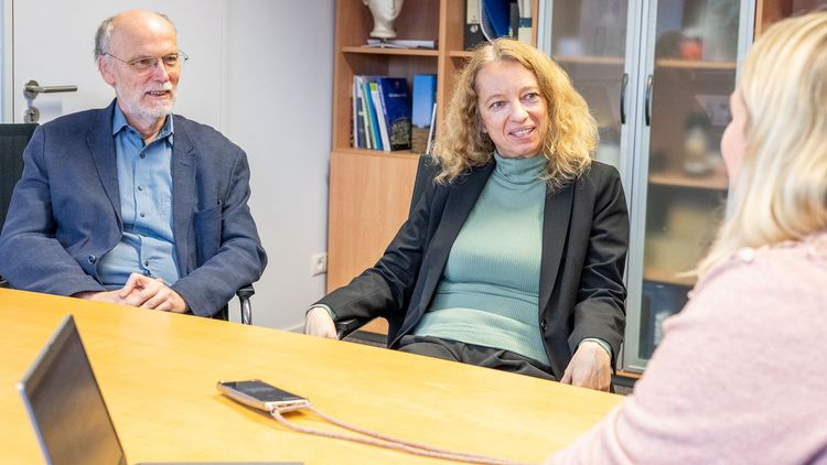 Interviewsituation am Tisch im Büro vor einem Bücherregal mit Kollmeier, Thiel und Interviewerin.