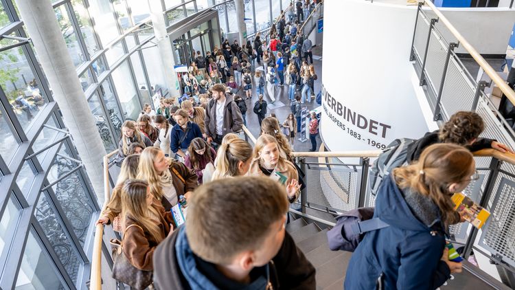 Studierende strömen die Treppe des Hörsaalzentrums herauf.
