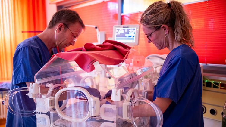 Axel Heep und eine Kollegin arbeiten an einem Inkubator.